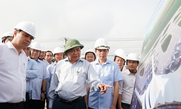 越南政府总理阮春福检查龙城机场建设项目施工情况