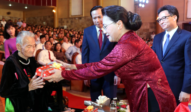 越南国会主席阮氏金银出席祖国记功证书颁授仪式