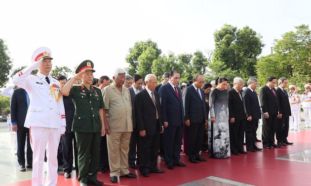越南党和国家领导人入陵瞻仰胡志明主席遗容，并向英雄烈士敬献花圈