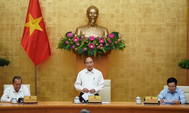 越南政府总理阮春福在政府常委会防疫会议上作出结论