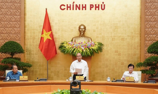 越南政府总理阮春福主持政府关于立法工作的会议