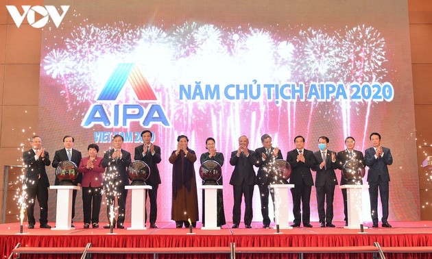 越南国会主席阮氏金银出席2020年东盟议会联盟大会官网、程序和识别系统发布仪式