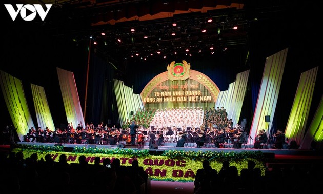 “越南人民公安75年光辉历史”艺术晚会在河内举行