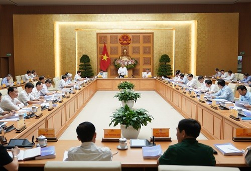 阮春福主持越共13大经济社会小组会议