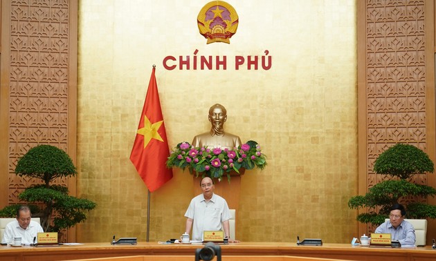越南政府总理阮春福在政府常务委员会抗疫会议上发表总结性讲话