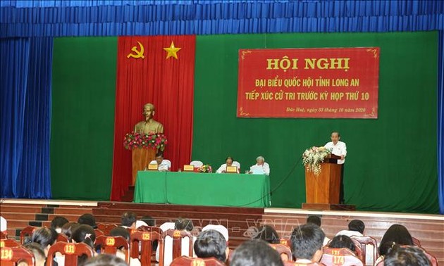越南政府常务副总理张和平接触隆安省选民