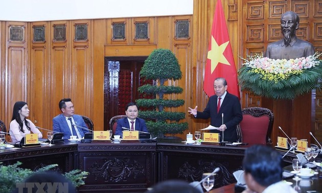 越南政府常务副总理张和平会见优秀青年企业家代表