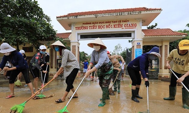 越南中部地区一边克服洪灾影响一边应对台风莫拉菲