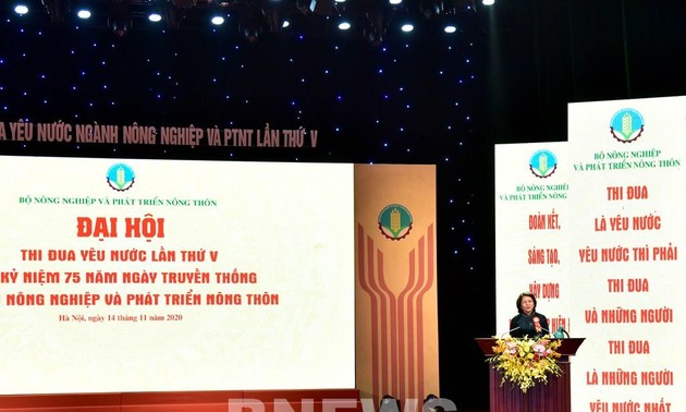 越南国家副主席邓氏玉盛出席农业与农村发展部第五次爱国竞赛大会