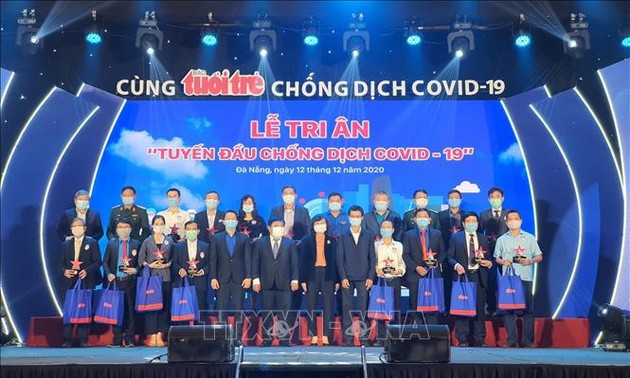 越南中部岘港市为防控新冠肺炎疫情的一线医护人员举行感恩仪式