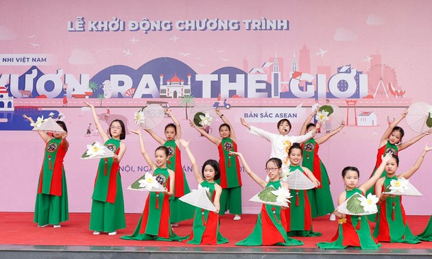 越南少先队中央委员会举行第一届“越南少年儿童走向世界”比赛颁奖仪式