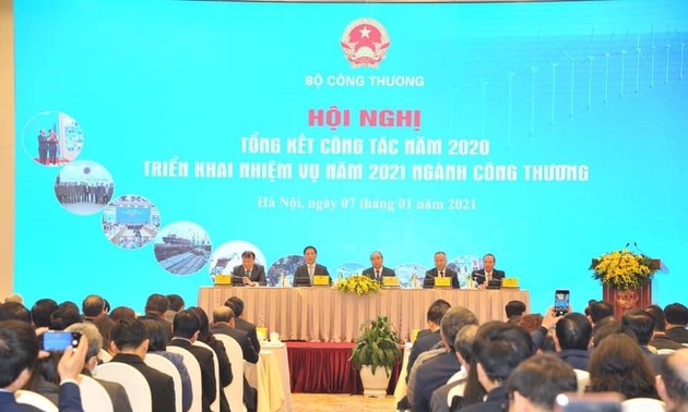 在发展经济过程中发挥《三驾马车》的作用有助于越南达到2021年经济增长目标