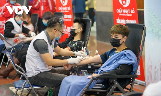 越南各地纷纷举行“红色星期日”无偿献血活动