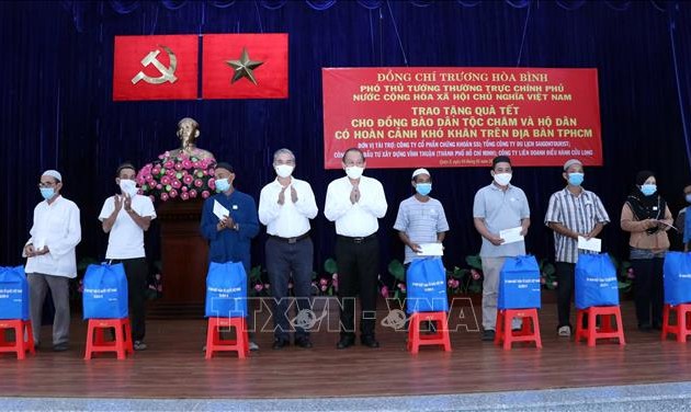 越南党、国家领导人走访全国各地 赠送年礼