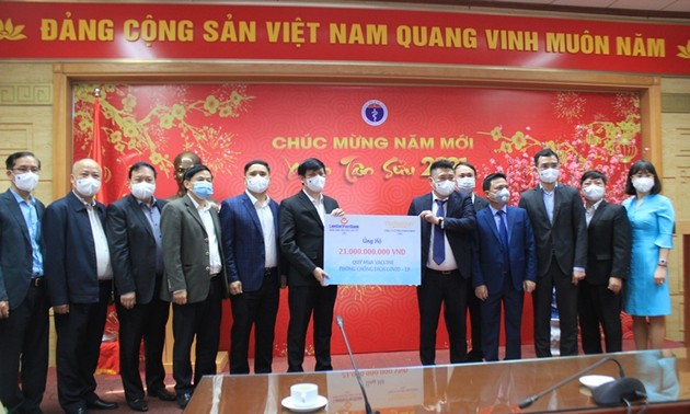 越南卫生部接收向新冠疫苗购买、疫情防控基金会捐助的210亿越盾资金