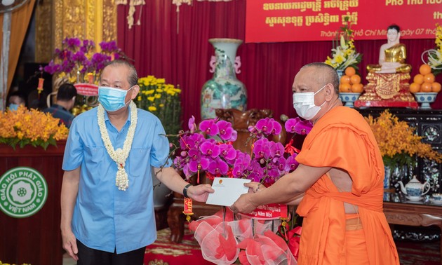 越南政府常务副总理张和平向胡志明市高棉佛教徒拜年