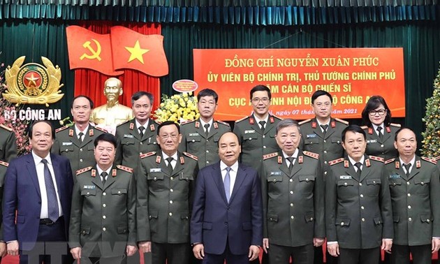 越南政府总理阮春福向人民公安力量拜年