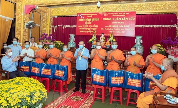 政府常务副总理张和平向胡志明市高棉族同胞拜年并赠送年礼