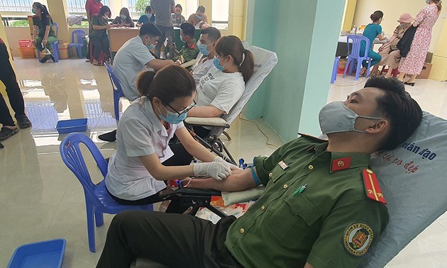 “为了亲爱的战友的情义热血”无偿献血活动在岘港举行