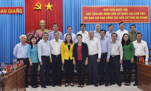 越南国会主席阮氏金银与安江省选举工作指导委员会举行工作会议