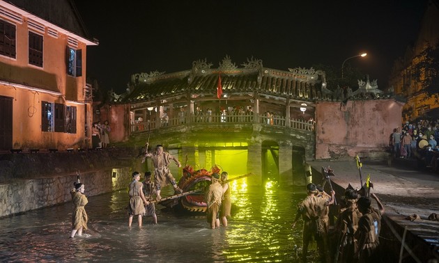 广南省会安市以舞台艺术形式再现会安商港景象