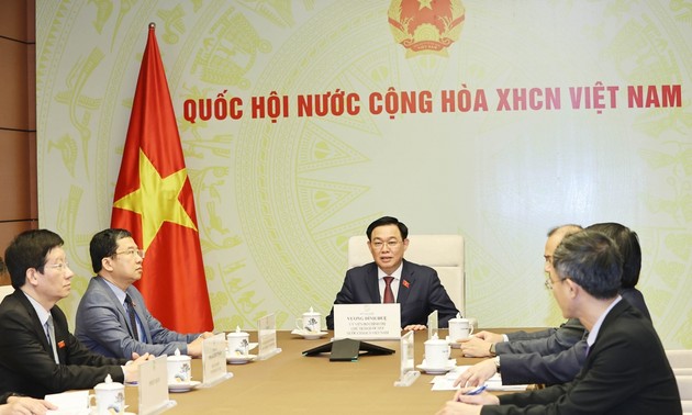 越南国会主席王廷慧与老挝国会主席丰威汉通电话