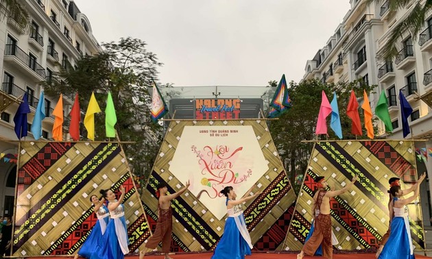 以“遗产春会”为主题的第2次下龙旅游狂欢节开幕日在下龙市举行