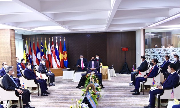 越南为东盟领导人会议做出积极和务实贡献