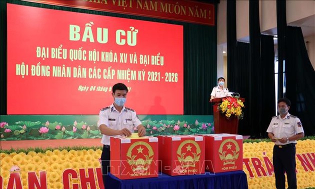 越南巴地头顿省提前举行国会代表和各级人民议会代表选举投票