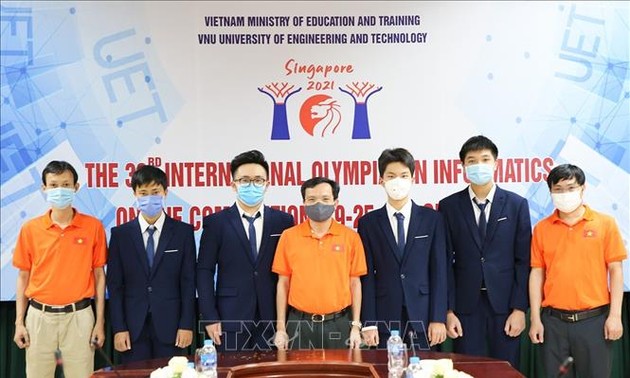 参加2021年国际信息学奥林匹克竞赛的四名越南选手都荣获银牌