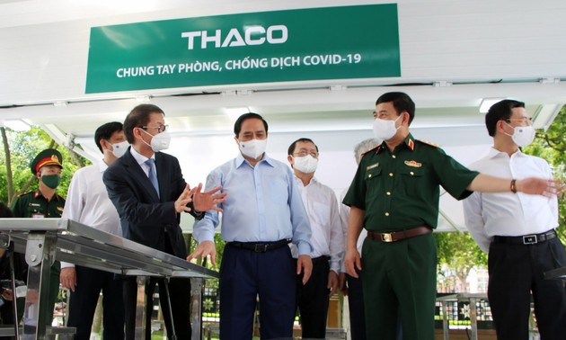 越南长海汽车股份公司生产并向卫生部捐赠运送疫苗冷链车和疫苗移动接种专用车