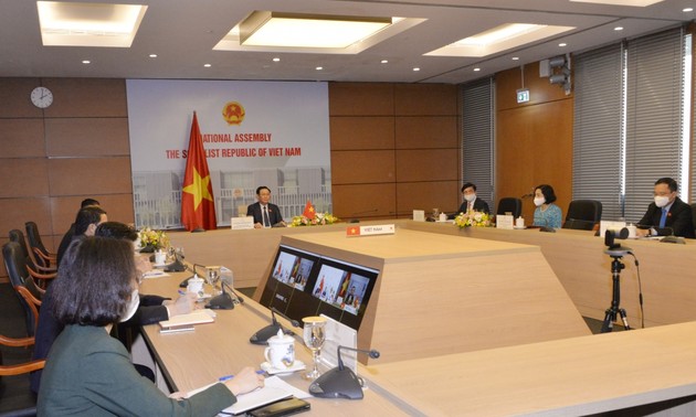 越南与新加坡立法机关加强合作、分享经验