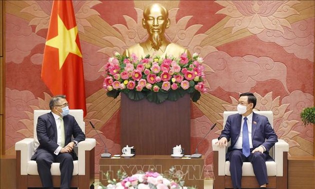 越南国会主席王庭惠会见菲律宾驻越南大使蒙特亚莱格雷