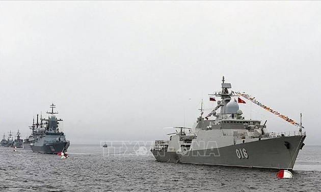 越南海军舰艇编队参加庆祝俄罗斯海军建军日阅兵活动