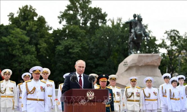 俄罗斯隆重庆祝海军节
