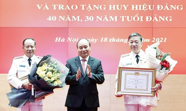 越南国家主席阮春福向公安部领导人颁发党龄纪念章