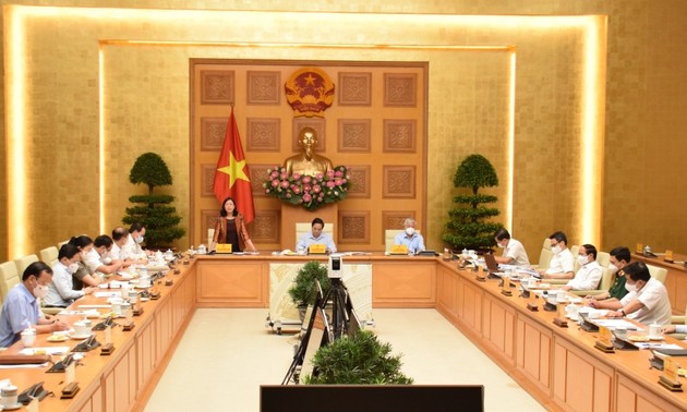 越南政府总理范明政主持政府常委会与中央民运部的工作会议