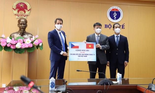 越南接收由捷克政府捐赠的25万剂新冠疫苗