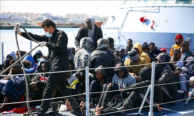 非法移民船在利比亚海域倾覆后获救