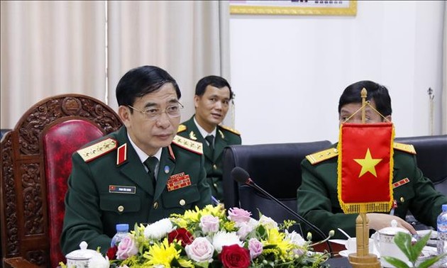越南国防部长会见俄罗斯国防部副部长