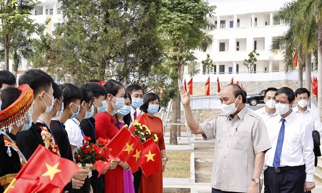 越南国家主席阮春福出席安沛省新学年开学典礼并与安沛省政府领导班子举行工作座谈
