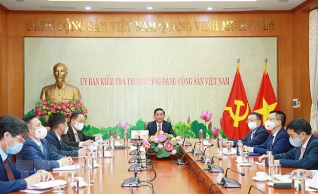 越共中央检查委员会主任与中共中央纪律检查委员会书记通电话