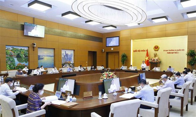 越南国会常务委员会第三次会议：讨论对因疫情遇困者减免税