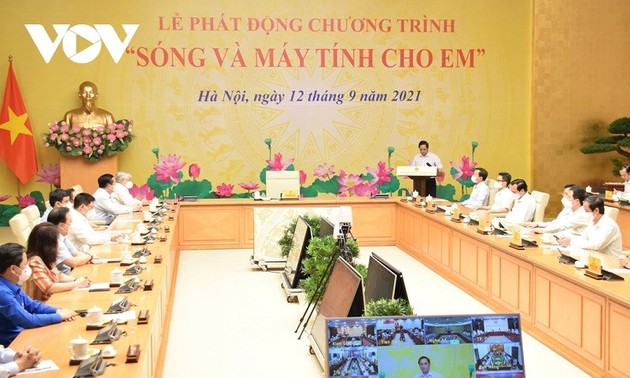 越南政府总理范明政启动“把移动互联网信号和电脑送给学生们”项目