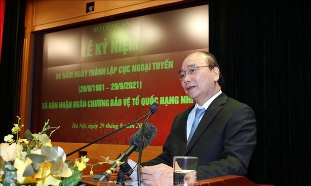 越南国家主席阮春福出席公安部外线力量成立60周年纪念仪式