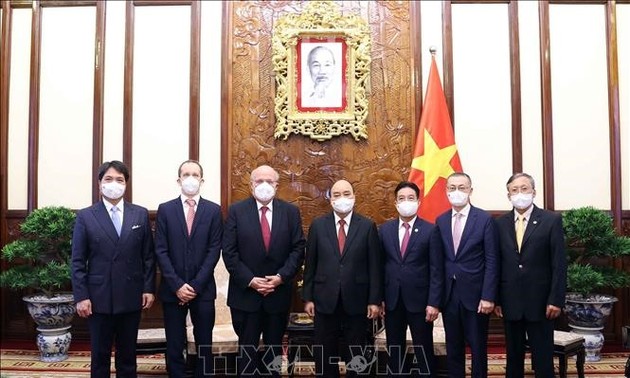 越南国家主席阮春福会见前来递交国书的各国大使