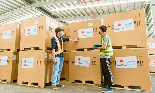 由日本赞助的300台疫苗存储用医用冰箱已运抵越南