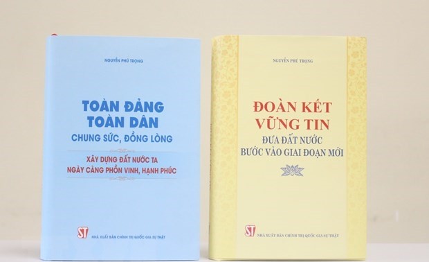 关于越共中央总书记阮富仲撰写的两本书的座谈会举行