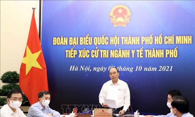 越南国家主席阮春福与胡市卫生部门的选民进行接触