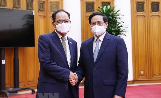 越南政府总理范明政会见韩国驻越南大使朴能运